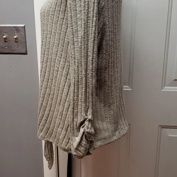 Maurices v neck top, size xl - Picture 4 of 8